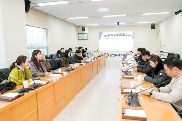 NSP통신-기주옥 용인시의원이 8일 시의회에서 용인FC와 함께 유소년 축구 지도자, 학부모와 함께하는 간담회를 하고 있다. (사진 = 기주옥 의원실)