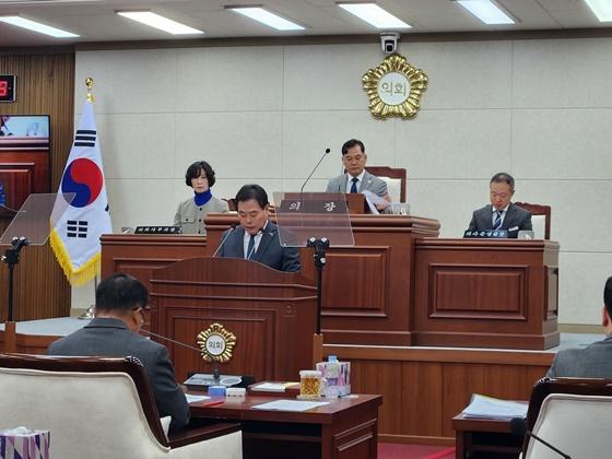 NSP통신-제305회 무안군의회 제2차 정례회에서 김산 군수가 의원들의 질의에 답변하고 있다. (사진 = 오환주)
