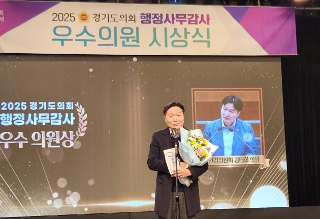 NSP통신-8일 OBS경인TV에서 열린 2025 경기도의회 행정사무감사 우수의원 시상식에서 우수의원상을 수상한 김태희 경기도의원이 소감을 발표하고 있다. (사진 = 김태희 의원실)