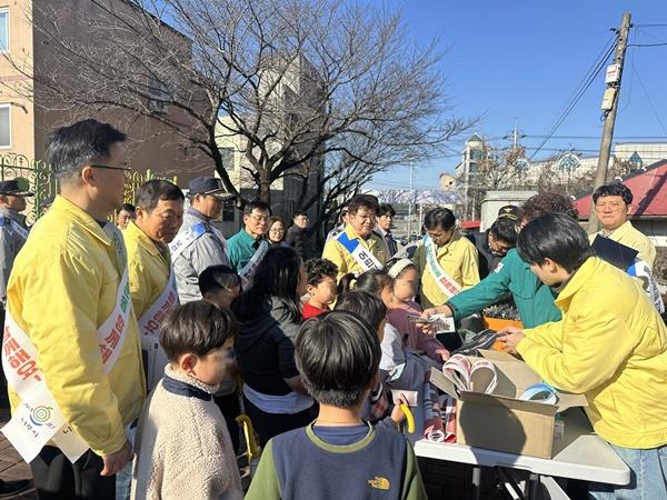NSP통신-나주시가 지난 5일 영산포초교 일원에서 개최한 아동 대상 범죄 예방 캠페인. (사진 = 나주시)