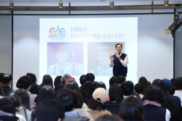 NSP통신-방송인 김영철이 청소년 명사특강을 하고 있다. (사진 = 의왕시)