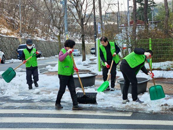 NSP통신-영주시 내 집·내 점포 앞 눈 치우기, 겨울철 제설·제빙 의무 강조, 겨울철 첫 강설 신속 대응 시민 협조 당부 (사진 = 영주시)