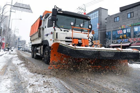 NSP통신-행정적 조치만으로는 모든 생활권 제설을 완벽히 수행하기 어렵기 때문에 시민 스스로의 참여 역시 중요하다. (사진 = 영주시)