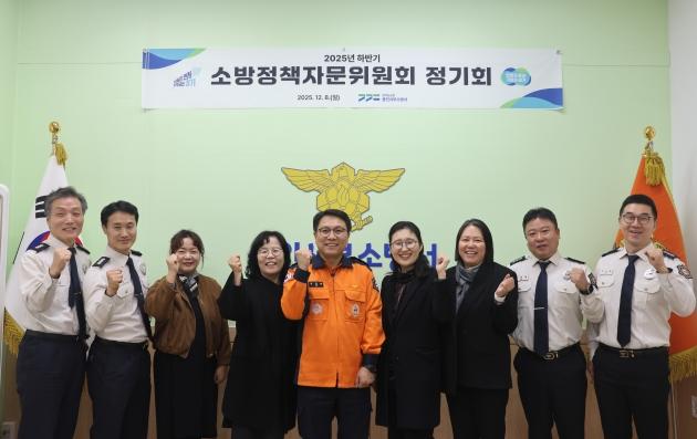 NSP통신-하반기 소방정책자문위원회 정기회 참석자들이 기념사진을 촬영하고 있다. (사진 = 용인서부소방서)