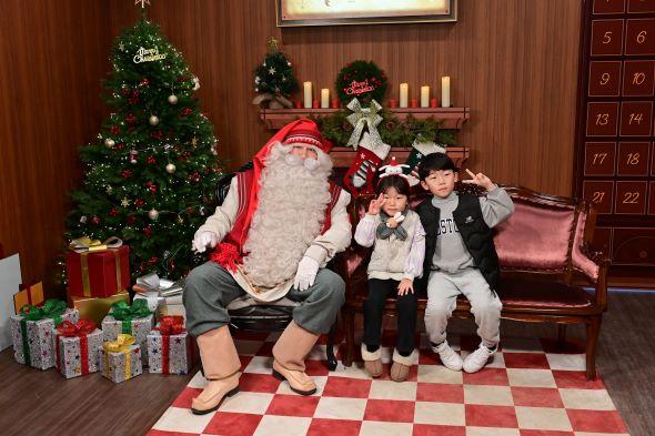 NSP통신-2025-2026 한겨울 분천산타마을 개장, 놀이‧체험‧공연 꽉 채운 풀코스 겨울여행 1번지, 겨울왕국, 스케이트장, 센터피스!. 동심 저격으로 흥행 돌풍 예고, 핀란드 산타, 뽀로로 싱어롱, 퍼레이드 등 환상의 겨울동화 완성 (사진 = 봉화군)