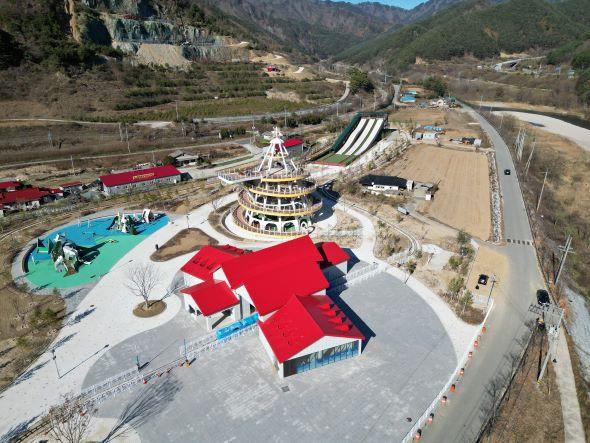 NSP통신-올해는 겨울왕국, 눈꽃 스케이트장, 산타 센터피스, 크리스마스 공연 등 다양한 콘텐츠가 어우러져, 그야말로 풀코스 겨울 여행의 1번지로 거듭날 전망이다. (사진 = 봉화군)