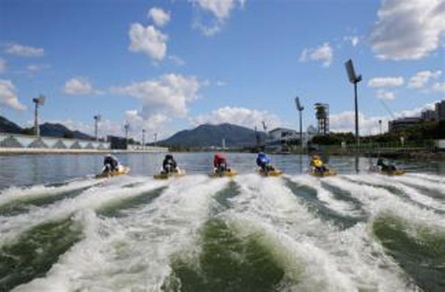NSP통신-미사 경정장에서 선수들이 계류대를 출발해 경주에 출전하고 있는 모습. (사진 = 국만체육진흥공단)