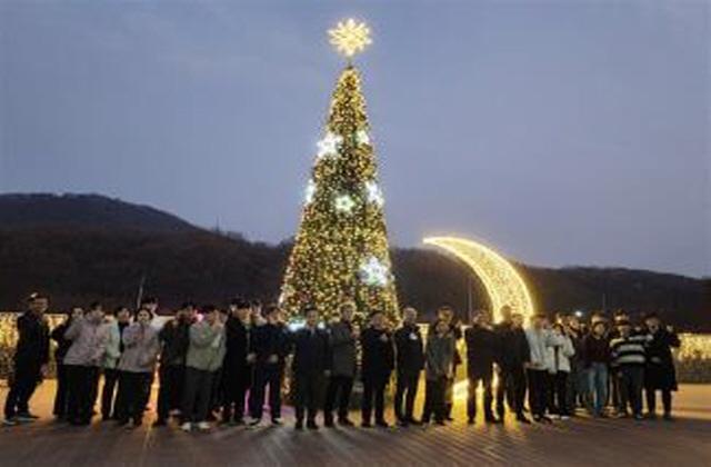 NSP통신-대형크리스마스 트리가 설치된 광명스피돔에서 경륜경정총괄본부 관계자들이 점등식을 마치고 기념촬영 하는 모습. (사진 = 국만체육진흥공단)