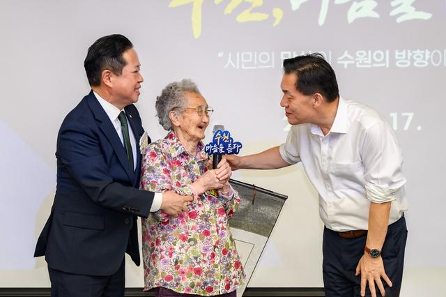 NSP통신-10월 17일 평동에서 2025 새빛만남 참석자 가운데 최고령자인 103세 노인(가운데)이 인사말을 하고 있다. (사진 = 수원시)