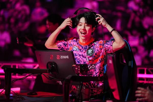 NSP통신-VCT 퍼시픽 시즌 어워드 올해의 선수상을 수상한 PRX f0rsakeN 제이슨 수산토. (사진 = 라이엇게임즈)