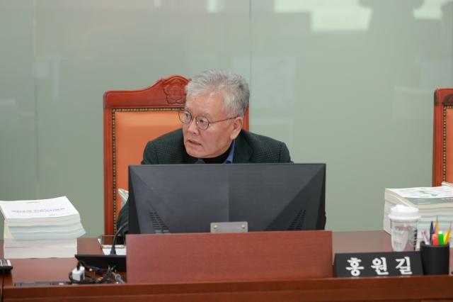 NSP통신-홍원길 경기도의원이 8일 진행된 제387회 예결특위원회 경제노동위원회 소관 사회혁신경제국 대상 예산심의에 참석하고 있다. (사진 = 경기도의회)