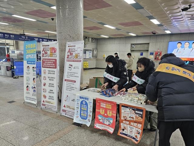 NSP통신-5일 세계 에이즈의 날 맞아 감염병 예방 캠페인이 진행되고 있는 모습. (사진 = 오산시)