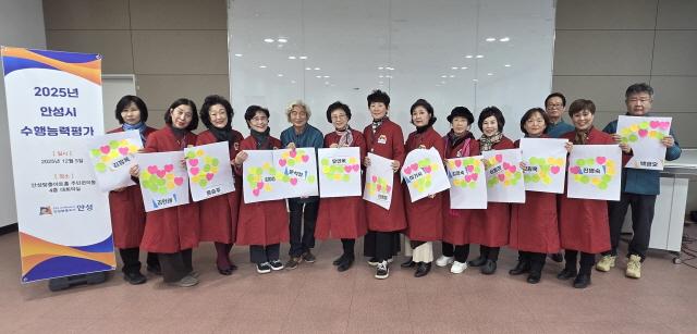 NSP통신-안성시 수행능력평가를 진행한 문화관광해설사들의 기념촬영 모습. (사진 = 안성시)