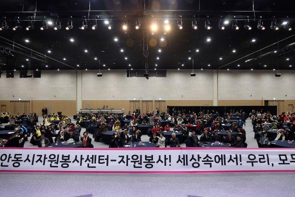 NSP통신-헌신적인 자원봉사활동으로 나눔과 공동체 문화 확산에 현저한 공로가 있는 우수 자원봉사자 16명과 4개 단체에 대한 시상식을 진행해 자긍심을 고취하고 서로를 격려하는 뜻깊은 시간을 가졌다. (사진 = 안동시)