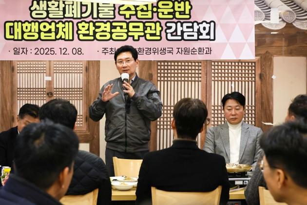 NSP통신-이상일 용인특례시장이 8일 환경공무관과 소통간담회를 열고 의견을 청취하고 있다. (사진 = 용인특례시)