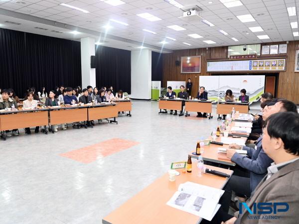 NSP통신-문경시는 지난 8일 시청 대회의실에서 공무원 60여 명이 참석한 가운데 2025년 시정 발전 아이디어 발굴 보고회를 열어 17건의 시정 발전 아이디어를 발표했다. (사진 = 문경시)