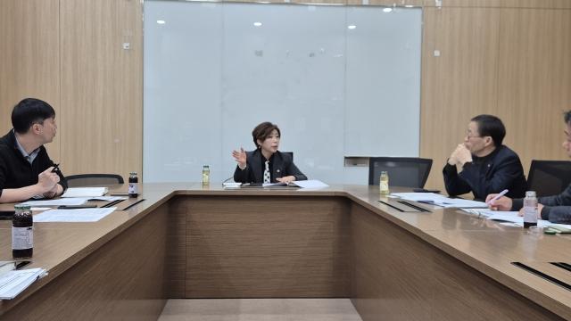 NSP통신-정경자 경기도의원이 8일 김정대 한국장애인고용공단 경기지역본부장과 경기도교육청 재무관리과 지방공무원인사과와 장애인 고용증진을 위한 3자 업무협약을 논의하고 있다. (사진 = 경기도의회)