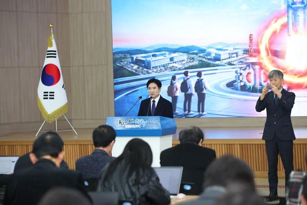 NSP통신-김대중 전남도교육감이 9일 청사 대회의실에서 AI·에너지 교육 밸리구축 비전을 발표하고 있다. (사진 = 전남교육청)