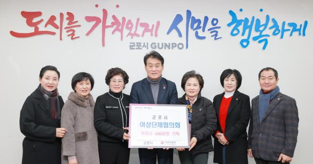 NSP통신-8일 군포시여성단체협의회가 이웃돕기 기금마련 장터에서 발생한 수익금 100만원을 시에 기탁했다. 사진은 기념촬영 모습. (사진 = 군포시)
