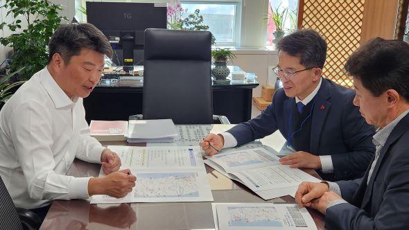 NSP통신-영주시 중부권의 국가 거점 도약을 위한 교통·물류 전략 기재부에 전달, 도로·철도·물류 축을 아우르는 중부권 연결 전략 설명 (사진 = 영주시)