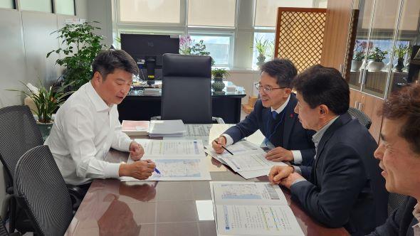 NSP통신-영주시는 면담에서 중부권 동서횡단철도 건설 및 영동선 이설, 동서5축(문경~울진) 고속도로 건설, 경북·영동권 내륙복합물류기지 조성 등 주요 현안을 설명하며 이들 사업이 지역 접근성 향상과 물류 효율성 증대에 크게 기여한다는 점을 강조했다. (사진 = 영주시)