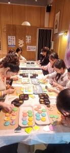 NSP통신-영양군청소년상담복지센터는 지난 3일 관내 디저트 업소에서 위기청소년 멘토링사업 운영성과를 공유하고 활동을 마무리하는 멘토링사업 평가회-마카롱 만들기 체험을 진행했다. (사진 = 영양군)