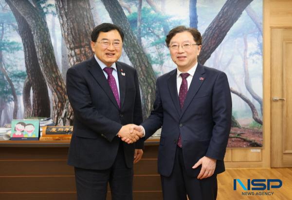 NSP통신-경주시는 지난 8일 오스카 츠요시(大塚 剛) 주부산일본총영사가 2025 APEC 경주 개최 성공을 축하하고 향후 교류 협력 논의를 위해 경주시를 방문, 주낙영 시장을 예방했다고 밝혔다. (사진 = 경주시)