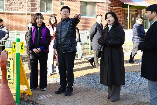 NSP통신-9일 오전 능원초에서 이상일 시장이 후문 통학로를 점검하고 있다. (사진 = 용인특례시)