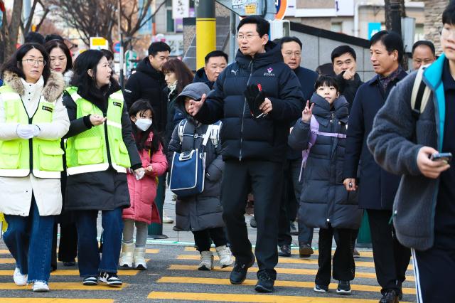 NSP통신-이상일 시장이 9일 오전 대지초에서 통학로를 점검하고 있다. (사진 = 용인특례시)