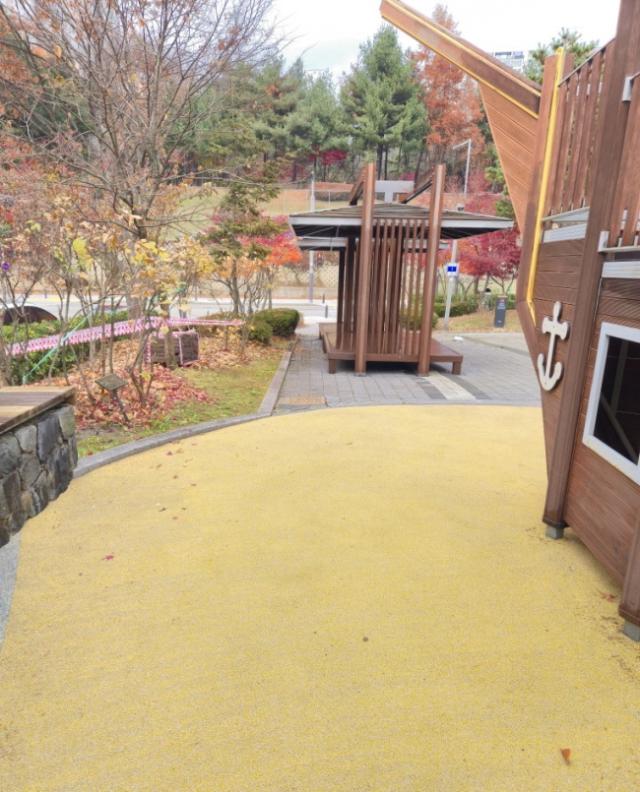 NSP통신-고압세척 방식으로 집중 정비가 완료된 보물선어린이공원. (사진 = 용인특례시)