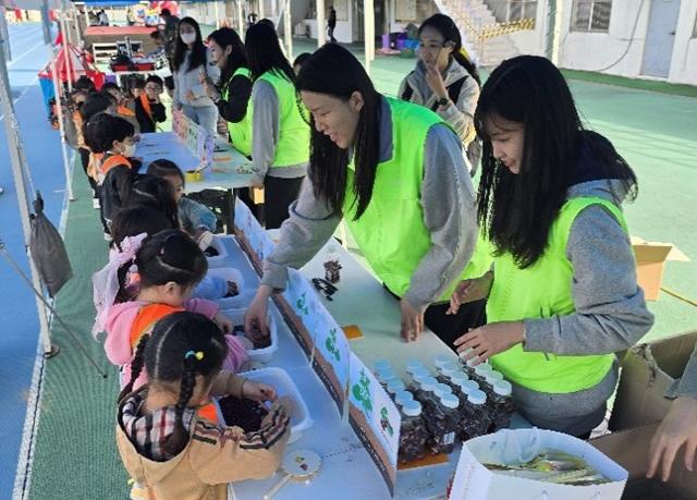 NSP통신-김포시 어린이·사회복지급식관리지원센터에서 운영한 으라차차! 건강 체험관 프로그램 진행 모습. (사진 = 김포대학교)