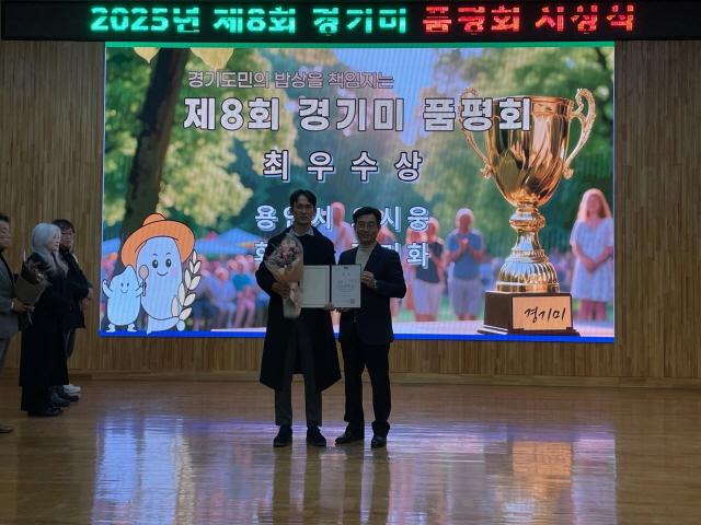 NSP통신-9일 경기도농업기술원에서 열린 제8회 경기미품평회에서 청품벼를 출품해 최우수상을 받은 오시웅 농업인(왼쪽)과 성제훈 경기도농업기술원장이 기념사진을 촬영하고 있다. (사진 = 용인특례시)