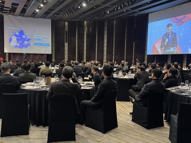 NSP통신-9일 황규돈 수원시 경제자유구역추진단장이 수원 경제자유구역을 소개하는 모습. (사진 = 수원시)