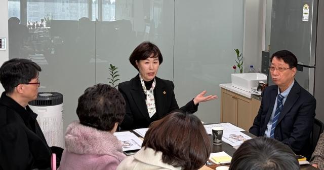 NSP통신-이채영 경기도의원이 9일 열린 선진주민위원회와 장안구 노인복지 현안 논의 간담회를 하고 있다. (사진 = 경기도의회)