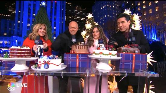 NSP통신-미국 뉴욕 록펠러센터 크리스마스트리 점등식 NBC 생방송에서 진행자들이 파리바게뜨 홀리데이 시즌 케이크를 소개하고 있다. (사진 = NBC 방송 캡쳐)