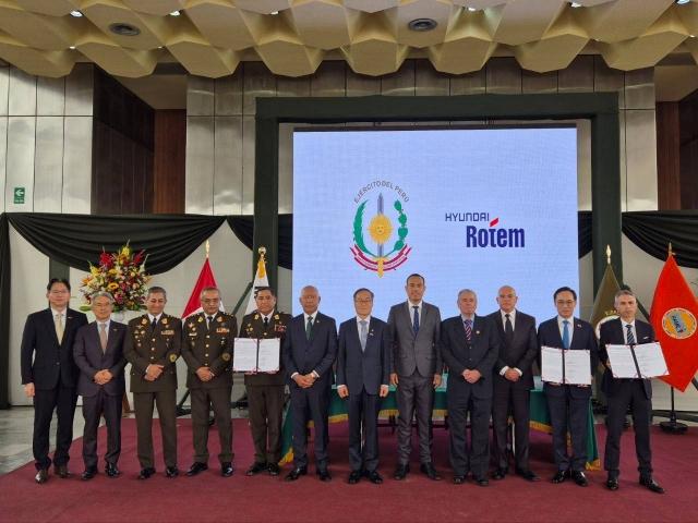 NSP통신-페루 총괄합의 기념촬영하는 모습 (사진 = 현대로템 제공)