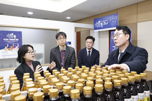 NSP통신-10일 정명근 화성시장(오른쪽 첫번쨰)이 나래울마켓 내 먹거리기본코너 현장을 점검 하고 있다. (사진 = 화성시)