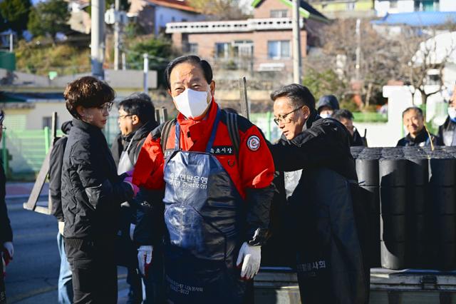 NSP통신-속초시 공직자들이 지역사회에 나눔을 실천하고 있는 모습. (사진 = 속초시)
