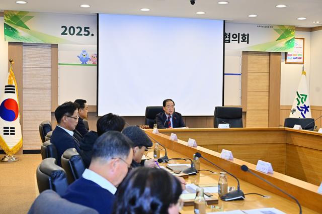 NSP통신-속초시노사민정협의회가 공동선언문을 채택한 모습. (사진 = 속초시)