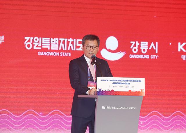 NSP통신-김홍규 강릉시장이 강릉세계마스터즈탁구선수권대회에서 인사말을 하고 있는 모습. (사진 = 강릉시)