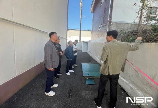 NSP통신-여수시가 연등동 아파트 단지에서 안전관리자문단과 함께 담장을 점검하고 있다. (사진 = 여수시)