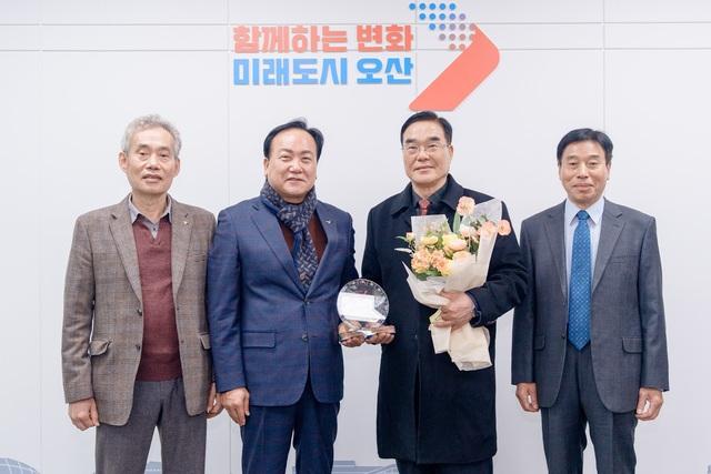 NSP통신-9일 이권재 오산시장(왼쪽 두번째)와 신건호 명예시장(왼쪽 세번째)이 기념촬영을 하는 모습. (사진 = 오산시)