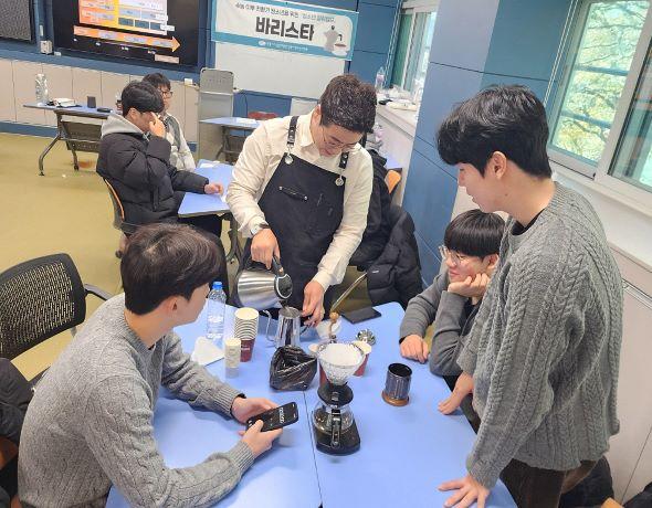 NSP통신-안동시청소년수련관은 안동중앙고등학교에서 3학년 청소년 126명을 대상으로 수능 이후 전환기 맞춤 프로그램인 청소년 힐링캠프를 성공적으로 운영했다. (사진 = 안동시)