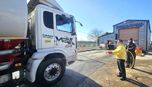NSP통신-강상구 나주 부시장이 지난 9일 동수동 거점소독시설 방문해 축산차량에 직접 소독약을 뿌리고 있다. (사진 = 나주시)