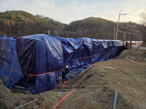 NSP통신-봉화군은 겨울철 기온저하 및 결빙으로 인한 안전사고 예방과 시공 품질 확보를 위해 오는 22일부터 내년 2월 말까지 관내 건설사업장에 대해 동절기 시공중지를 시행한다. (사진 = 봉화군)