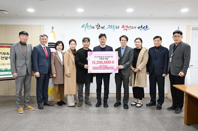 NSP통신-9일 안산시청에서 간편 기부&온기 나눔 기부 릴레이를 통해 모인 기부금 전달식이 진행됐다. 사진은 전달식 기념촬영 모습. (사진 = 안산시)