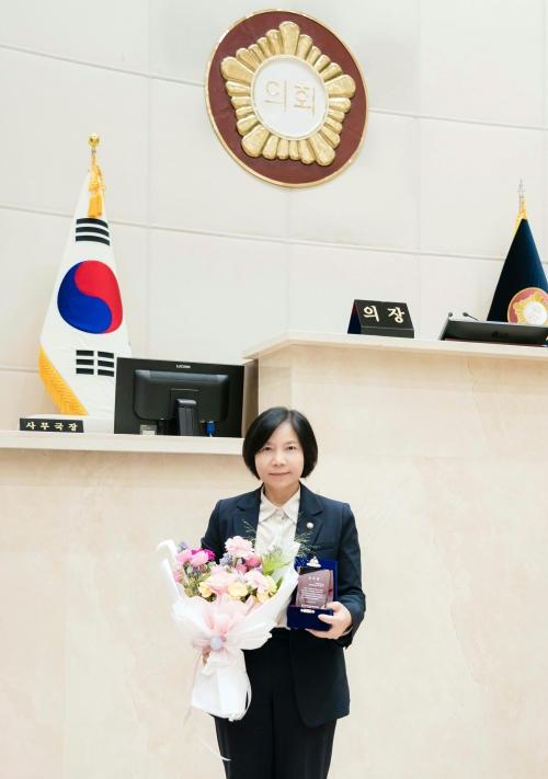 NSP통신-용인시지역아동센터연합회로부터 공로패를 수상한 신현녀 용인시의원. (사진 = 신현녀 의원실)