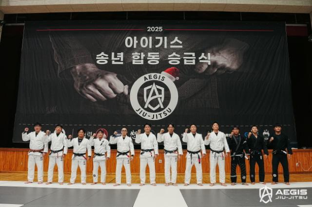 NSP통신-지도진들과 블랙벨트 승급자들이 함께 기념 촬영을 하고 있다. (사진 = 아이기스 주짓수.)