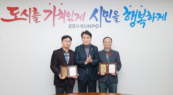 NSP통신-하은호 군포시장(가운데)이 8일 2025년 생활폐기물 수집·운반 대행업체 평가우수업체인 청수환경(왼쪽), 우주환경 관계자와 수상 기념촬영을 하고 있다. (사진 = 군포시)