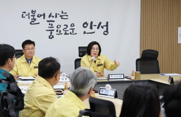 NSP통신-김보라 안성시장이 10일 시청 3층 재난종합상황실에서 행정안전부를 비롯한 관계자들과 질병 확산 방지 대책·방안 논의를 위한 고병원성 AI 재난안전대책회의를 하고 있다. (사진 = 안성시)
